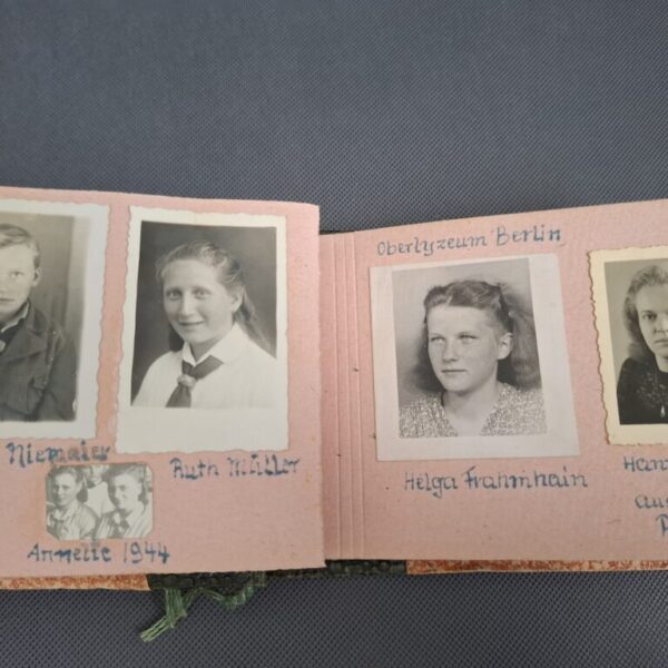 Album s fotografiemi z válečných let