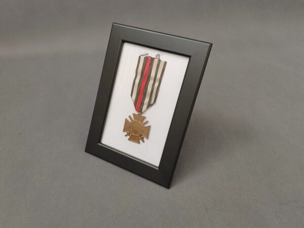 Ehrenkreuz für Frontkämpfer 1914-1918 včetně stuhy, značení a rámečku (č. 3)