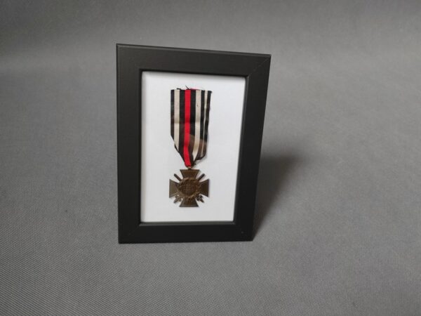 Ehrenkreuz für Frontkämpfer 1914-1918 včetně stuhy, značení a rámečku (č. 2)